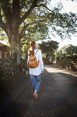 포토 JPG 주간 전신 나무 여자 여유 여행 가방 휴식 거리 한국 돌담 한명 사람 20대 성인 야외 뒷모습 제주도 걷기 한국인 성읍민속촌 성인여자한명만 국내포토 자연요소 식물 1 잡화 감정 아시아 뷰포인트 컨셉 모션 동양인 청년 담장 돌_바위 민속촌 여자한명만 성인여자만 파일형식