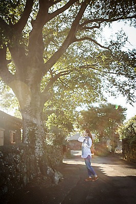 포토 JPG 주간 전신 나무 여자 여유 여행 가방 휴식 한국 돌담 한명 서기 사람 20대 성인 야외 옆모습 햇빛 제주도 한국인 성읍민속촌 성인여자한명만 국내포토 자연요소 식물 1 잡화 감정 아시아 뷰포인트 컨셉 모션 동양인 청년 담장 태양 돌_바위 민속촌 여자한명만 성인여자만 파일형식