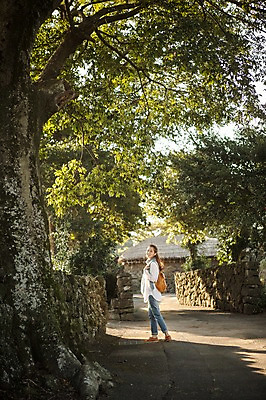 포토 JPG 주간 전신 나무 여자 여유 여행 가방 휴식 한국 돌담 한명 서기 사람 20대 성인 야외 뒷모습 제주도 한국인 뒤돌아보기 성읍민속촌 성인여자한명만 국내포토 자연요소 식물 1 잡화 감정 아시아 뷰포인트 컨셉 모션 동양인 청년 담장 돌_바위 민속촌 여자한명만 성인여자만 파일형식