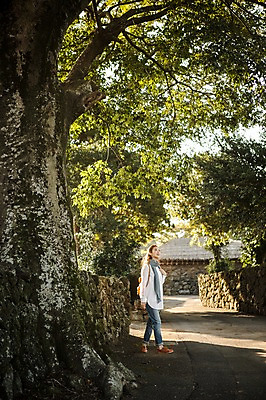 포토 JPG 주간 전신 나무 여자 여유 여행 휴식 거리 한국 돌담 한명 서기 사람 20대 성인 야외 옆모습 제주도 한국인 성읍민속촌 성인여자한명만 국내포토 자연요소 식물 1 감정 아시아 뷰포인트 컨셉 모션 동양인 청년 담장 돌_바위 민속촌 여자한명만 성인여자만 파일형식