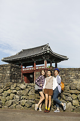포토 JPG 주간 전신 여자 여유 여행 포즈 고건축 한국 돌담 서기 사람 20대 성인 야외 앞모습 세명 친구 청춘 제주도 한국인 힐링 성읍민속촌 성인여자만 국내포토 자연요소 건축물 감정 아시아 뷰포인트 컨셉 관계 모션 동양인 청년 담장 돌_바위 민속촌 여자만 성인만 파일형식