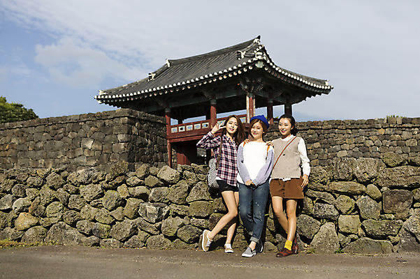 포토 JPG 주간 전신 여자 여유 여행 포즈 고건축 한국 돌담 서기 사람 20대 성인 야외 앞모습 세명 친구 청춘 제주도 한국인 브이 힐링 성읍민속촌 성인여자만 국내포토 자연요소 건축물 감정 아시아 뷰포인트 컨셉 관계 모션 동양인 손짓 청년 담장 돌_바위 민속촌 여자만 성인만 파일형식