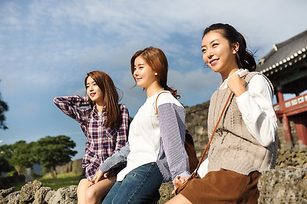 포토 JPG 주간 여자 여유 여행 포즈 고건축 한국 돌담 미소 사람 앉기 상반신 20대 성인 야외 옆모습 세명 친구 청춘 제주도 한국인 힐링 성읍민속촌 성인여자만 국내포토 자연요소 건축물 감정 아시아 뷰포인트 컨셉 관계 모션 표정 동양인 청년 담장 돌_바위 민속촌 여자만 성인만 파일형식