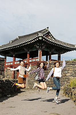 포토 JPG 주간 전신 여자 여유 여행 고건축 한국 돌담 사람 20대 성인 야외 앞모습 세명 친구 청춘 제주도 손들기 점프 한국인 힐링 성읍민속촌 성인여자만 국내포토 자연요소 건축물 감정 아시아 뷰포인트 컨셉 관계 모션 동양인 청년 담장 돌_바위 민속촌 여자만 성인만 파일형식