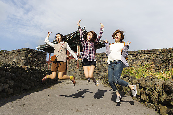 포토 JPG 주간 전신 여자 여유 여행 고건축 한국 돌담 사람 20대 성인 야외 앞모습 세명 친구 청춘 제주도 손들기 점프 한국인 브이 힐링 성읍민속촌 성인여자만 국내포토 자연요소 건축물 감정 아시아 뷰포인트 컨셉 관계 모션 동양인 손짓 청년 담장 돌_바위 민속촌 여자만 성인만 파일형식