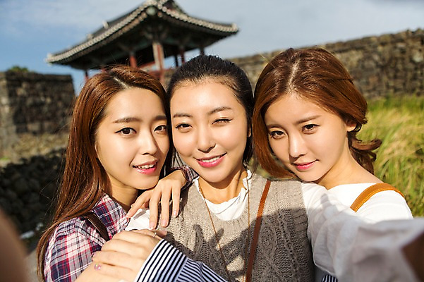 포토 JPG 주간 여자 여유 여행 고건축 한국 서기 미소 사람 상반신 20대 성인 야외 앞모습 세명 친구 청춘 제주도 한국인 셀프카메라 힐링 성읍민속촌 성인여자만 국내포토 자연요소 건축물 감정 아시아 뷰포인트 컨셉 관계 모션 표정 동양인 청년 사진촬영 민속촌 여자만 성인만 파일형식