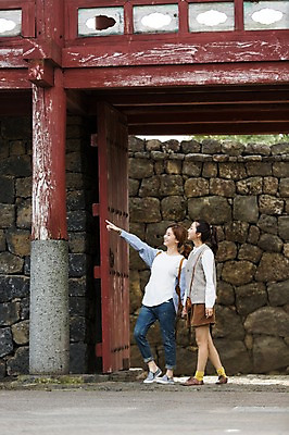 포토 JPG 주간 전신 여자 여유 여행 고건축 한국 사람 20대 성인 야외 두명 옆모습 친구 청춘 제주도 걷기 손잡기 한국인 가리킴 힐링 성읍민속촌 성인여자만 국내포토 자연요소 건축물 감정 아시아 뷰포인트 컨셉 관계 모션 동양인 손짓 청년 민속촌 여자만 성인만 파일형식