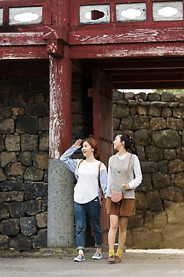 포토 JPG 주간 전신 여자 여유 여행 고건축 한국 서기 사람 손짓 20대 성인 야외 두명 앞모습 친구 청춘 제주도 손들기 손잡기 한국인 힐링 성읍민속촌 성인여자만 국내포토 자연요소 건축물 감정 아시아 뷰포인트 컨셉 관계 모션 동양인 청년 민속촌 여자만 성인만 파일형식