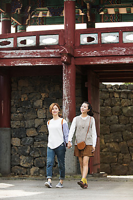 포토 JPG 주간 전신 여자 여유 여행 고건축 한국 미소 사람 20대 성인 야외 두명 앞모습 친구 청춘 제주도 걷기 손잡기 한국인 힐링 성읍민속촌 성인여자만 국내포토 자연요소 건축물 감정 아시아 뷰포인트 컨셉 관계 모션 표정 동양인 청년 민속촌 여자만 성인만 파일형식