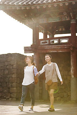 포토 JPG 주간 전신 여자 여유 여행 고건축 한국 미소 사람 20대 성인 야외 두명 앞모습 친구 청춘 햇빛 제주도 걷기 손잡기 한국인 힐링 성읍민속촌 성인여자만 국내포토 자연요소 건축물 감정 아시아 뷰포인트 컨셉 관계 모션 표정 동양인 청년 태양 민속촌 여자만 성인만 파일형식