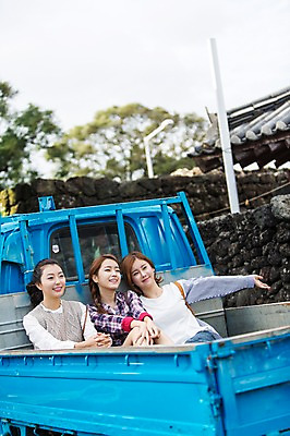 포토 JPG 주간 여자 여유 여행 한국 미소 사람 앉기 상반신 20대 성인 야외 앞모습 세명 친구 청춘 제주도 한국인 트럭 승차 힐링 성읍민속촌 성인여자만 국내포토 자연요소 감정 아시아 뷰포인트 컨셉 관계 모션 자동차 표정 동양인 청년 민속촌 여자만 성인만 파일형식