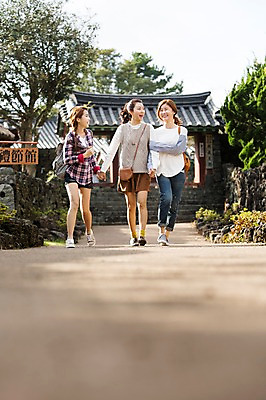 포토 JPG 주간 전신 나무 여자 여유 여행 고건축 거리 한국 미소 사람 20대 성인 야외 앞모습 세명 친구 청춘 제주도 걷기 손잡기 한국인 힐링 성읍민속촌 성인여자만 국내포토 자연요소 식물 건축물 감정 아시아 뷰포인트 컨셉 관계 모션 표정 동양인 청년 민속촌 여자만 성인만 파일형식