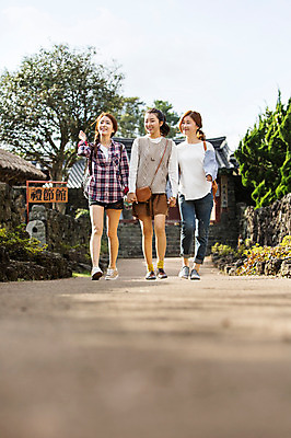 포토 JPG 주간 전신 여자 여유 여행 고건축 거리 한국 미소 사람 20대 성인 야외 앞모습 세명 친구 청춘 제주도 걷기 손잡기 한국인 힐링 성읍민속촌 성인여자만 국내포토 자연요소 건축물 감정 아시아 뷰포인트 컨셉 관계 모션 표정 동양인 청년 민속촌 여자만 성인만 파일형식