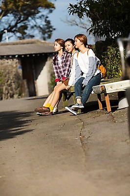 포토 JPG 주간 전신 여자 여유 여행 휴식 거리 한국 미소 사람 앉기 20대 성인 야외 옆모습 세명 친구 청춘 제주도 한국인 힐링 성읍민속촌 성인여자만 국내포토 자연요소 감정 아시아 뷰포인트 컨셉 관계 모션 표정 동양인 청년 민속촌 여자만 성인만 파일형식