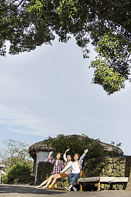 포토 JPG 주간 전신 나무 여자 여유 여행 고건축 휴식 한국 사람 앉기 20대 성인 야외 앞모습 세명 친구 청춘 제주도 손들기 한국인 인사 힐링 성읍민속촌 성인여자만 국내포토 자연요소 식물 건축물 감정 아시아 뷰포인트 컨셉 관계 모션 동양인 청년 예절 민속촌 여자만 성인만 파일형식
