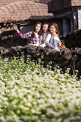 포토 JPG 주간 여자 여유 여행 고건축 한국 돌담 서기 미소 사람 손짓 상반신 20대 성인 야외 옆모습 세명 친구 청춘 제주도 손들기 한국인 힐링 성읍민속촌 메밀밭 성인여자만 국내포토 자연요소 건축물 감정 아시아 뷰포인트 컨셉 밭 관계 모션 표정 동양인 청년 담장 돌_바위 민속촌 여자만 성인만 파일형식