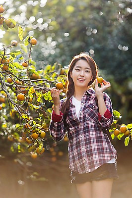 포토 JPG 주간 여자 여유 여행 한국 감 한명 서기 미소 들기 사람 상반신 20대 성인 야외 앞모습 청춘 제주도 한국인 감나무 힐링 성읍민속촌 성인여자한명만 성인만 국내포토 자연요소 나무 1 감정 아시아 뷰포인트 컨셉 과일 모션 표정 동양인 청년 민속촌 여자한명만 성인여자만 파일형식