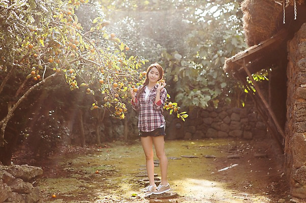 포토 JPG 주간 전신 여자 여유 여행 한국 감 한명 서기 미소 들기 사람 20대 성인 야외 앞모습 청춘 햇빛 제주도 한국인 감나무 힐링 성읍민속촌 성인여자한명만 성인만 국내포토 자연요소 나무 1 감정 아시아 뷰포인트 컨셉 과일 모션 표정 동양인 청년 태양 민속촌 여자한명만 성인여자만 파일형식
