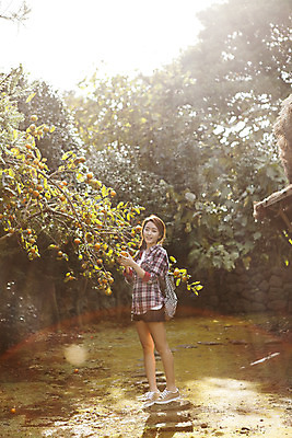 포토 JPG 주간 전신 여자 여유 여행 한국 감 한명 서기 미소 들기 사람 20대 성인 야외 앞모습 청춘 햇빛 제주도 한국인 감나무 힐링 성읍민속촌 성인여자한명만 성인만 국내포토 자연요소 나무 1 감정 아시아 뷰포인트 컨셉 과일 모션 표정 동양인 청년 태양 민속촌 여자한명만 성인여자만 파일형식