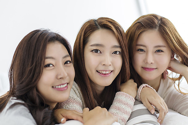 포토 JPG 여자 여유 엎드리기 여행 숙소 휴식 한국 실내 미소 사람 상반신 20대 성인 앞모습 세명 친구 청춘 제주도 한국인 침대 펜션 힐링 수다 성인여자만 국내포토 감정 아시아 뷰포인트 가구 컨셉 관계 모션 표정 대화 동양인 청년 내부 여자만 성인만 파일형식