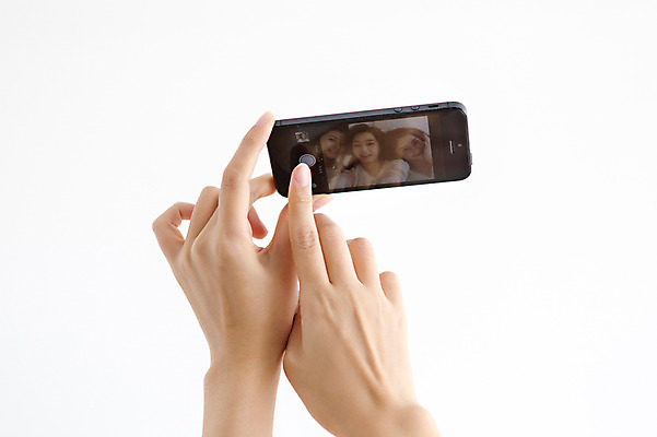 포토 JPG 손 여자 여유 여행 숙소 휴식 한국 실내 사람 손짓 20대 성인 세명 친구 스마트폰 청춘 제주도 한국인 침대 셀프카메라 펜션 힐링 성인여자만 국내포토 감정 아시아 가구 컨셉 관계 모션 동양인 청년 내부 신체부위 핸드폰 스마트기기 사진촬영 여자만 성인만 파일형식