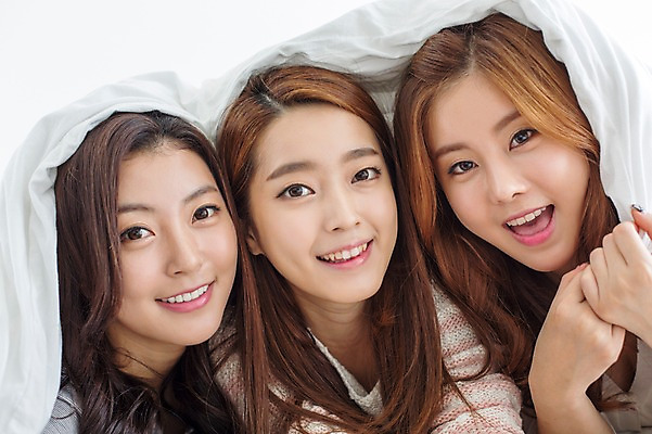 포토 JPG 여자 여유 여행 숙소 휴식 한국 실내 미소 사람 상반신 20대 성인 앞모습 세명 친구 청춘 눕기 제주도 이불 한국인 침대 펜션 힐링 성인여자만 국내포토 감정 아시아 뷰포인트 가구 컨셉 관계 침구 모션 표정 동양인 청년 내부 여자만 성인만 파일형식