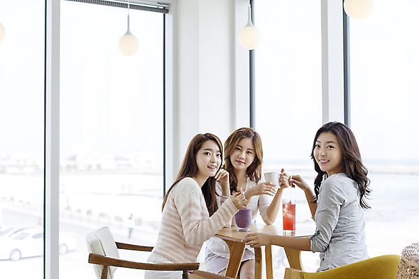 포토 JPG 여자 여유 커피 음료 여행 배낭 휴식 한국 실내 사람 앉기 상반신 20대 성인 앞모습 세명 친구 청춘 제주도 카페 한국인 힐링 수다 성인여자만 국내포토 감정 아시아 뷰포인트 컨셉 가방 관계 모션 대화 동양인 청년 내부 상점 여자만 성인만 파일형식