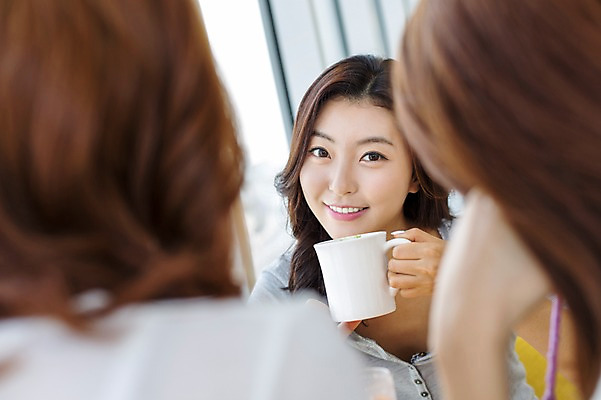 포토 JPG 여자 여유 커피 여행 휴식 한국 실내 미소 들기 사람 앉기 상반신 20대 성인 앞모습 뒷모습 세명 친구 청춘 제주도 카페 한국인 힐링 수다 성인여자만 국내포토 감정 아시아 음료 뷰포인트 컨셉 관계 모션 표정 대화 동양인 청년 내부 상점 여자만 성인만 파일형식
