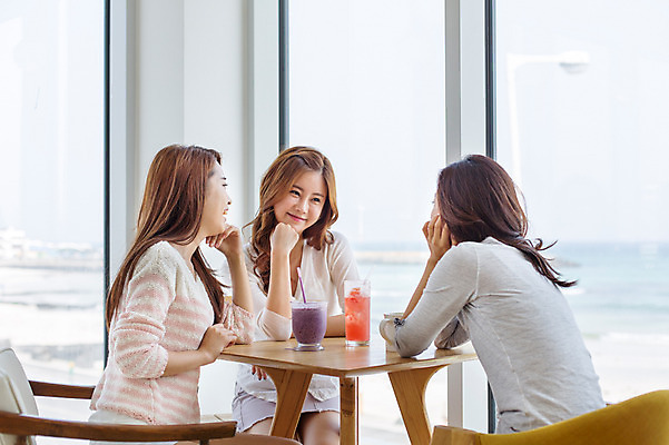 포토 JPG 여자 여유 바다 여행 휴식 한국 실내 미소 사람 앉기 상반신 20대 성인 앞모습 옆모습 뒷모습 세명 친구 청춘 제주도 턱괴기 카페 한국인 힐링 수다 성인여자만 국내포토 감정 아시아 뷰포인트 컨셉 관계 모션 표정 대화 동양인 청년 내부 상점 여자만 성인만 파일형식