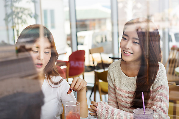 포토 JPG 여자 여유 커피 음료 여행 휴식 한국 실내 미소 사람 앉기 상반신 20대 성인 앞모습 뒷모습 세명 친구 청춘 제주도 카페 한국인 힐링 수다 성인여자만 국내포토 감정 아시아 뷰포인트 컨셉 관계 모션 표정 대화 동양인 청년 내부 상점 여자만 성인만 파일형식