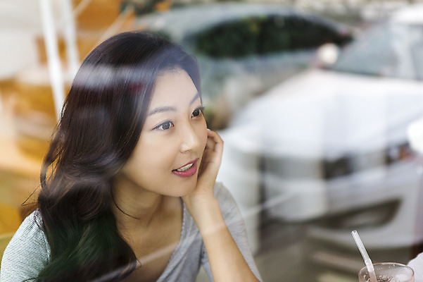 포토 JPG 여자 여유 커피 여행 휴식 한국 실내 한명 미소 사람 앉기 상반신 20대 성인 앞모습 청춘 제주도 턱괴기 카페 한국인 힐링 수다 성인여자한명만 성인만 국내포토 1 감정 아시아 음료 뷰포인트 컨셉 모션 표정 대화 동양인 청년 내부 상점 여자한명만 성인여자만 파일형식