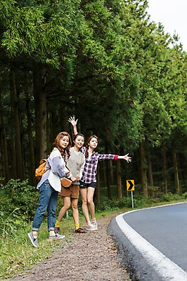 포토 JPG 주간 전신 나무 여자 여유 여행 팔벌리기 한국 서기 사람 20대 성인 야외 앞모습 세명 친구 청춘 제주도 차도 한국인 자유 상쾌 힐링 숲길 히치하이킹 성인여자만 국내포토 자연요소 식물 감정 아시아 도로 길 뷰포인트 컨셉 관계 모션 동양인 청년 여자만 성인만 파일형식