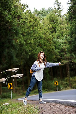 포토 JPG 주간 전신 나무 여자 여유 여행 한국 한명 서기 사람 20대 성인 야외 앞모습 청춘 제주도 손들기 차도 한국인 자유 상쾌 힐링 숲길 히치하이킹 성인여자한명만 성인만 국내포토 자연요소 식물 1 감정 아시아 도로 길 뷰포인트 컨셉 모션 동양인 청년 여자한명만 성인여자만 파일형식