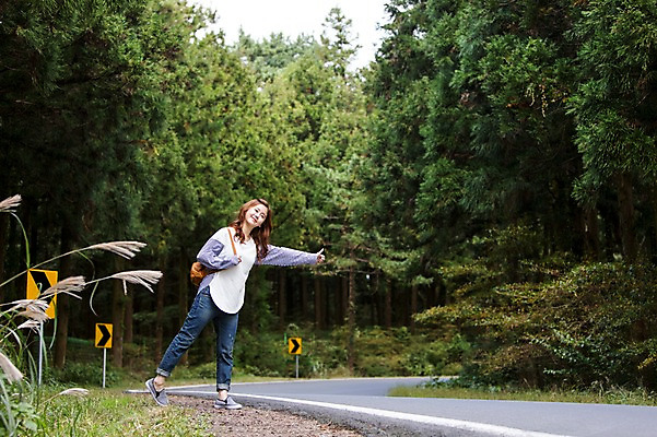 포토 JPG 주간 전신 나무 여자 여유 여행 한국 한명 서기 미소 사람 20대 성인 야외 앞모습 청춘 제주도 차도 한국인 자유 손내밀기 상쾌 힐링 숲길 히치하이킹 성인여자한명만 성인만 국내포토 자연요소 식물 1 감정 아시아 도로 길 뷰포인트 컨셉 모션 표정 동양인 손짓 청년 여자한명만 성인여자만 파일형식