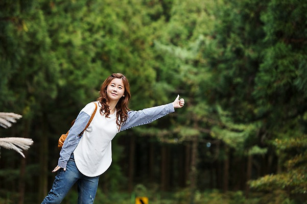 포토 JPG 주간 나무 여자 여유 여행 한국 한명 서기 미소 사람 상반신 20대 성인 야외 앞모습 청춘 제주도 한국인 자유 손내밀기 상쾌 힐링 숲길 히치하이킹 성인여자한명만 성인만 국내포토 자연요소 식물 1 감정 아시아 길 뷰포인트 컨셉 모션 표정 동양인 손짓 청년 여자한명만 성인여자만 파일형식