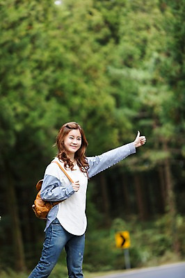 포토 JPG 주간 여자 여유 여행 한국 한명 서기 미소 사람 상반신 20대 성인 야외 앞모습 청춘 제주도 한국인 자유 엄지손가락 손내밀기 상쾌 힐링 숲길 히치하이킹 성인여자한명만 성인만 국내포토 자연요소 1 감정 아시아 길 뷰포인트 컨셉 손가락 모션 표정 동양인 손짓 청년 여자한명만 성인여자만 파일형식