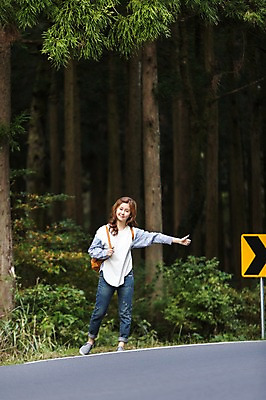 포토 JPG 주간 전신 나무 여자 여유 여행 한국 한명 서기 미소 사람 20대 성인 야외 앞모습 청춘 제주도 차도 한국인 자유 엄지손가락 손내밀기 상쾌 힐링 숲길 히치하이킹 성인여자한명만 성인만 국내포토 자연요소 식물 1 감정 아시아 도로 길 뷰포인트 컨셉 손가락 모션 표정 동양인 손짓 청년 여자한명만 성인여자만 파일형식