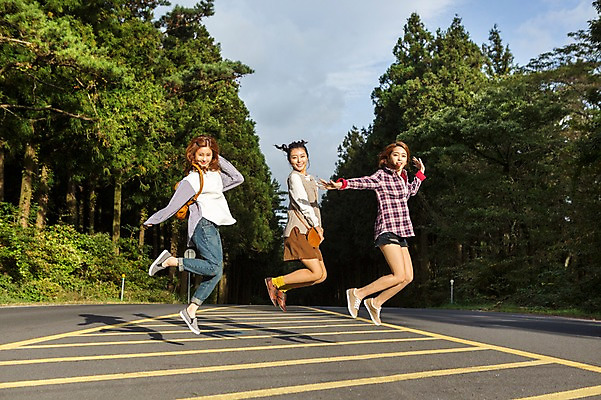 포토 JPG 주간 전신 나무 여자 여유 여행 한국 사람 20대 성인 야외 앞모습 세명 친구 청춘 제주도 점프 차도 한국인 자유 상쾌 힐링 숲길 성인여자만 국내포토 자연요소 식물 감정 아시아 도로 길 뷰포인트 컨셉 관계 모션 동양인 청년 여자만 성인만 파일형식