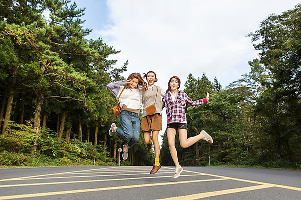 포토 JPG 주간 전신 나무 여자 여유 여행 한국 사람 20대 성인 야외 앞모습 세명 친구 청춘 제주도 점프 차도 한국인 자유 상쾌 브이 힐링 숲길 성인여자만 국내포토 자연요소 식물 감정 아시아 도로 길 뷰포인트 컨셉 관계 모션 동양인 손짓 청년 여자만 성인만 파일형식