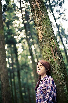 포토 JPG 주간 나무 여자 여유 여행 한국 한명 서기 사람 상반신 20대 성인 야외 옆모습 청춘 제주도 눈감음 기댐 한국인 자유 숲 상쾌 힐링 안식처 성인여자한명만 성인만 국내포토 자연요소 식물 1 감정 아시아 뷰포인트 컨셉 모션 휴식 동양인 청년 여자한명만 성인여자만 파일형식
