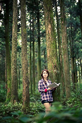 포토 JPG 주간 나무 여자 여유 여행 한국 한명 서기 들기 사람 상반신 20대 성인 야외 앞모습 책 청춘 제주도 한국인 자유 숲 읽기 상쾌 힐링 성인여자한명만 성인만 국내포토 자연요소 식물 1 감정 아시아 뷰포인트 컨셉 모션 동양인 청년 여자한명만 성인여자만 파일형식
