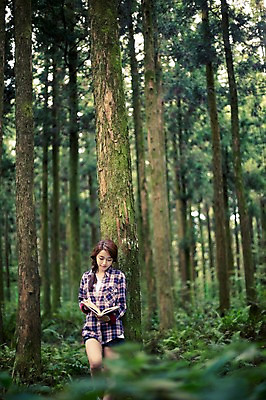 포토 JPG 주간 나무 여자 여유 여행 한국 한명 서기 들기 사람 상반신 20대 성인 야외 앞모습 책 청춘 제주도 한국인 자유 숲 읽기 상쾌 힐링 안식처 성인여자한명만 성인만 국내포토 자연요소 식물 1 감정 아시아 뷰포인트 컨셉 모션 휴식 동양인 청년 여자한명만 성인여자만 파일형식