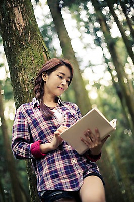 포토 JPG 주간 나무 여자 여유 여행 한국 한명 서기 들기 사람 상반신 20대 성인 야외 앞모습 책 청춘 제주도 기댐 한국인 자유 숲 읽기 상쾌 힐링 성인여자한명만 성인만 국내포토 자연요소 식물 1 감정 아시아 뷰포인트 컨셉 모션 동양인 청년 여자한명만 성인여자만 파일형식