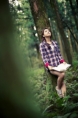 포토 JPG 주간 전신 나무 여자 여유 여행 한국 한명 서기 들기 사람 20대 성인 야외 앞모습 책 청춘 제주도 기댐 한국인 자유 숲 상쾌 힐링 성인여자한명만 성인만 국내포토 자연요소 식물 1 감정 아시아 뷰포인트 컨셉 모션 동양인 청년 여자한명만 성인여자만 파일형식