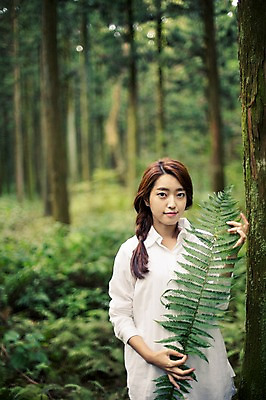 포토 JPG 주간 여자 여유 여행 나뭇잎 한국 한명 서기 들기 사람 상반신 20대 성인 야외 앞모습 청춘 제주도 한국인 자유 숲 상쾌 힐링 성인여자한명만 성인만 국내포토 자연요소 1 감정 아시아 뷰포인트 컨셉 잎 모션 동양인 청년 여자한명만 성인여자만 파일형식