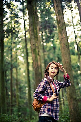 포토 JPG 주간 여자 여유 여행 가방 한국 한명 서기 사람 손짓 상반신 20대 성인 야외 앞모습 청춘 제주도 손들기 한국인 자유 숲 상쾌 힐링 성인여자한명만 성인만 국내포토 자연요소 1 잡화 감정 아시아 뷰포인트 컨셉 모션 동양인 청년 여자한명만 성인여자만 파일형식