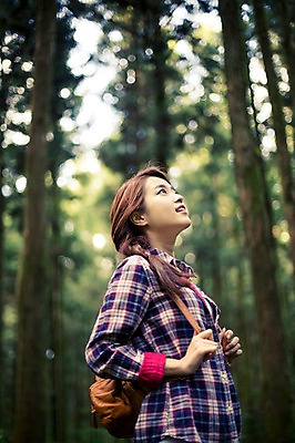 포토 JPG 주간 나무 응시 여자 여유 여행 가방 한국 한명 서기 사람 상반신 20대 성인 야외 옆모습 청춘 제주도 한국인 자유 숲 상쾌 힐링 안식처 성인여자한명만 성인만 국내포토 자연요소 식물 1 시선 잡화 감정 아시아 뷰포인트 컨셉 모션 휴식 동양인 청년 여자한명만 성인여자만 파일형식
