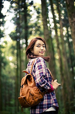 포토 JPG 주간 나무 여자 여유 여행 가방 한국 한명 서기 미소 사람 상반신 20대 성인 야외 뒷모습 청춘 제주도 한국인 자유 뒤돌아보기 숲 상쾌 힐링 성인여자한명만 성인만 국내포토 자연요소 식물 1 잡화 감정 아시아 뷰포인트 컨셉 모션 표정 동양인 청년 여자한명만 성인여자만 파일형식