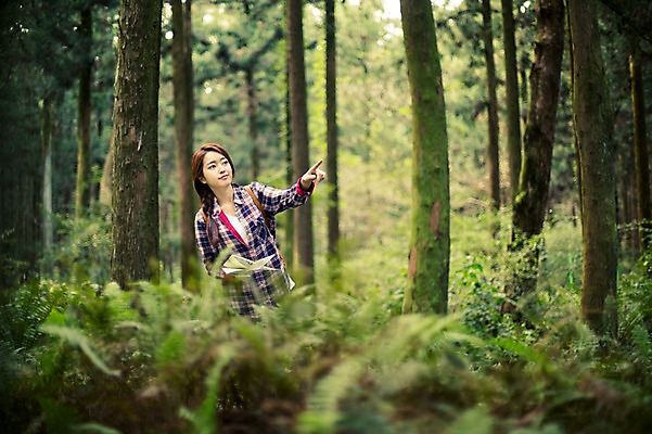 포토 JPG 주간 나무 여자 여유 여행 한국 한명 서기 사람 손짓 상반신 20대 성인 야외 앞모습 청춘 제주도 한국인 자유 가리킴 숲 상쾌 힐링 성인여자한명만 성인만 국내포토 자연요소 식물 1 감정 아시아 뷰포인트 컨셉 모션 동양인 청년 여자한명만 성인여자만 파일형식