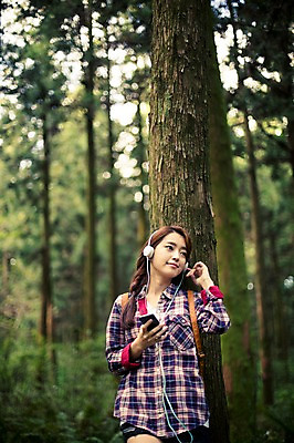 포토 JPG 주간 나무 여자 여유 음악 여행 한국 한명 서기 들기 사람 상반신 20대 성인 야외 앞모습 스마트폰 청춘 제주도 헤드셋 기댐 듣기 한국인 자유 숲 상쾌 힐링 성인여자한명만 성인만 국내포토 자연요소 식물 1 감정 아시아 뷰포인트 음향기기 컨셉 모션 문화예술 동양인 청년 핸드폰 스마트기기 헤드폰 여자한명만 성인여자만 파일형식